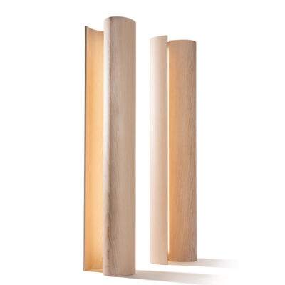 Designermöbel der Röthlisberger Kollektion. Occulta ist eine Stehleuchte aus zwei geschwungenen, ineinandergreifenden Formholzelementen. Zwei verdeckte lineare Lichtquellen beleuchten die inneren Flächen und erzeugen ein warmes, indirektes Licht.